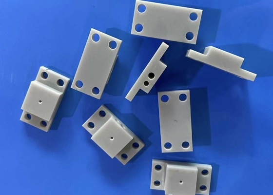 Części ceramiczne z azotku glinu 15KV / mm Wytrzymałość dielektryczna 4,5-5,5x10-6 / K