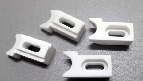 7.2 X 10-6/K Rozszerzenie termiczne Al2O3 Ceramika 3000 MPa Wytrzymałość na ściskanie